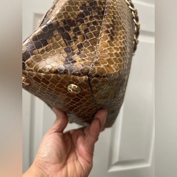 Michael Kors Harper
Sand Snake Leather Large
Tote Bag - Picture 6 of 13